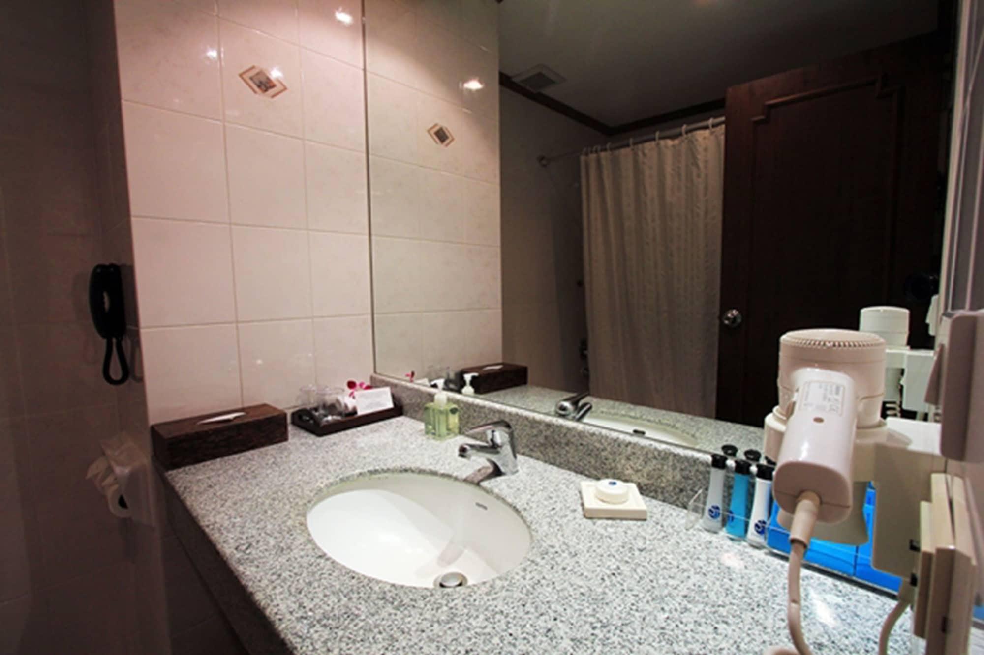St. James Hotel Бангкок Экстерьер фото